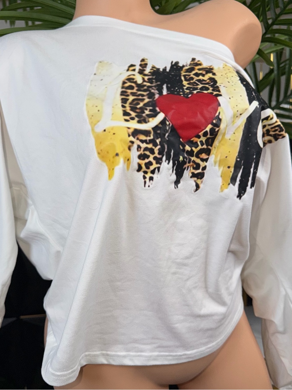 🔥👚Womens White Off-Shoulder Tee with Leopard Heart Graphic